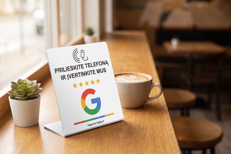 TapStar atsiliepimų kortelė ant kavinės baro prie puodelio kavos
